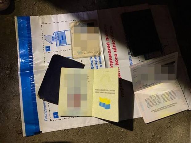 В доме подозреваемого изъяты вещи их последней жертвы / фото npu.gov.ua В доме подозреваемого изъяты вещи их последней жертвы / фото npu.gov.ua