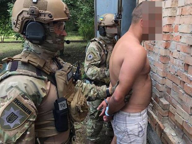 Мужчина оказался главарем группы, в которую входили еще двое злоумышленников / фото npu.gov.ua Мужчина оказался главарем группы, в которую входили еще двое злоумышленников / фото npu.gov.ua