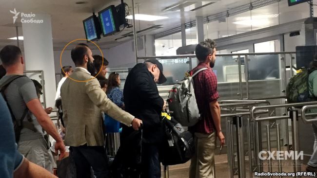 Судья Артур Емельянов ожидает прохождения таможенного контроля в аэропорту Вены, июнь 2017 года / radiosvoboda.org Судья Артур Емельянов ожидает прохождения таможенного контроля в аэропорту Вены, июнь 2017 года / radiosvoboda.org