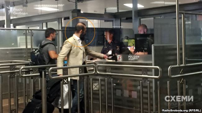 Судья Артур Емельянов ожидает прохождения таможенного контроля в аэропорту Вены, июнь 2017 года / radiosvoboda.org Судья Артур Емельянов ожидает прохождения таможенного контроля в аэропорту Вены, июнь 2017 года / radiosvoboda.org