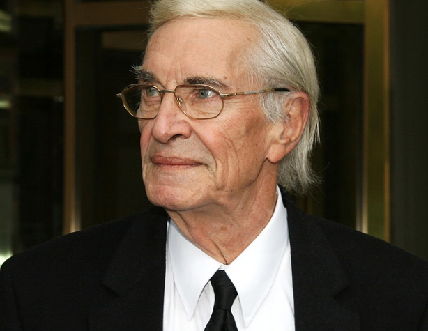 Актер умер на 90-м году жизни . Wikipedia Актер умер на 90-м году жизни . Wikipedia