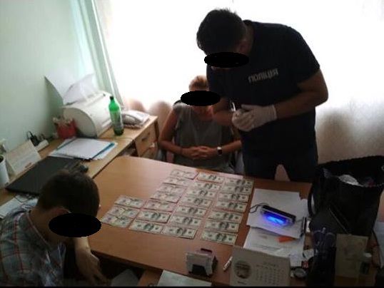 Всего чиновник получил 3 тысячи долларов взятки / фото od.gp.gov.ua Всего чиновник получил 3 тысячи долларов взятки / фото od.gp.gov.ua