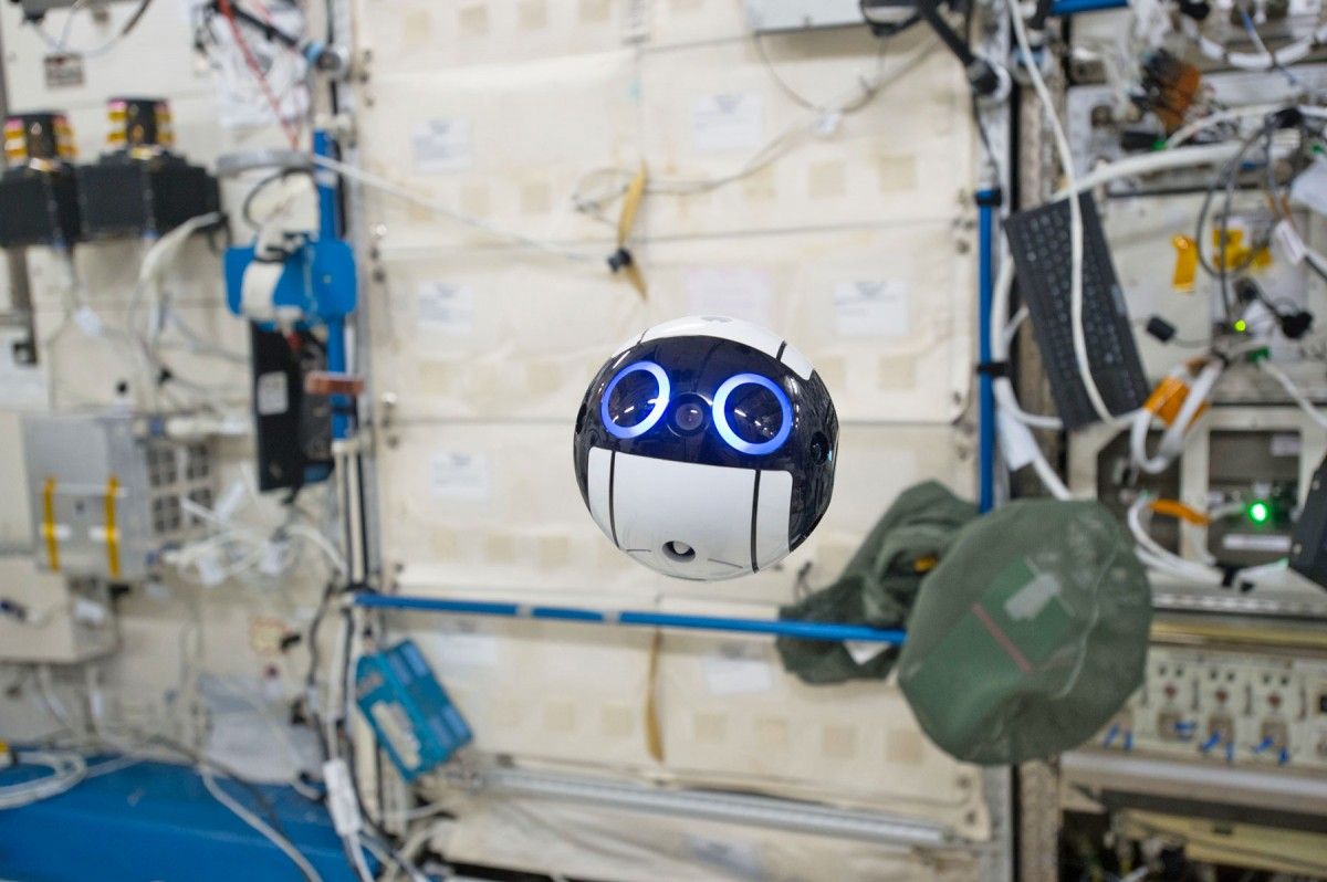 Робот-фотограф на МКС / JAXA/NASA Робот-фотограф на МКС / JAXA/NASA
