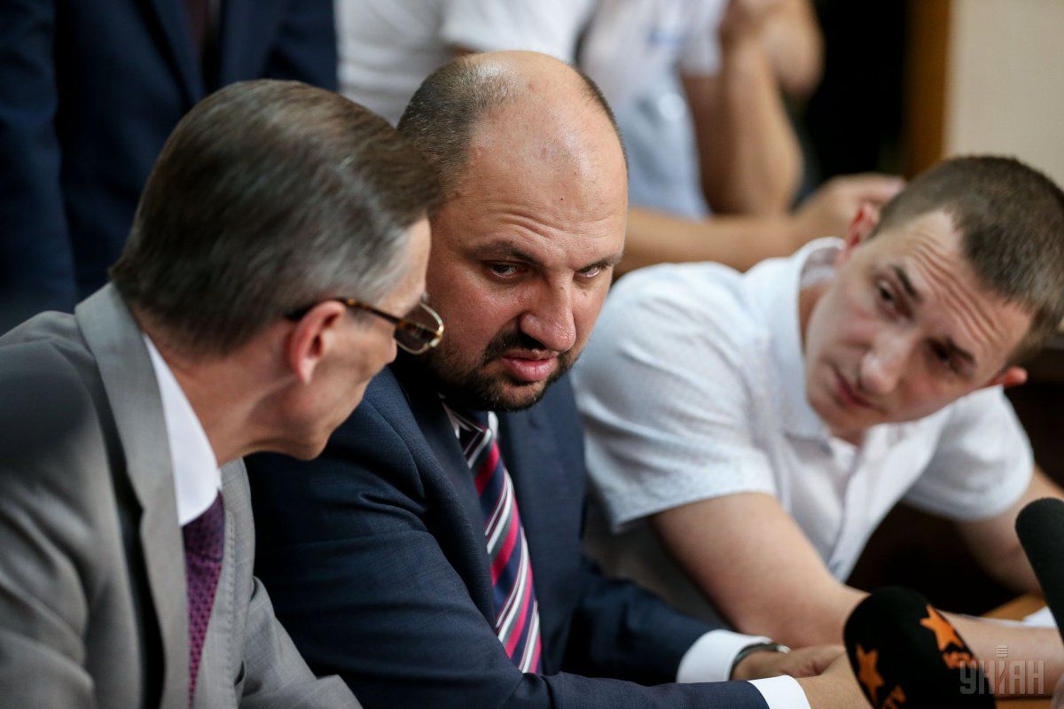 Борислав Розенблат с адвокатами на суде / фото УНИАН