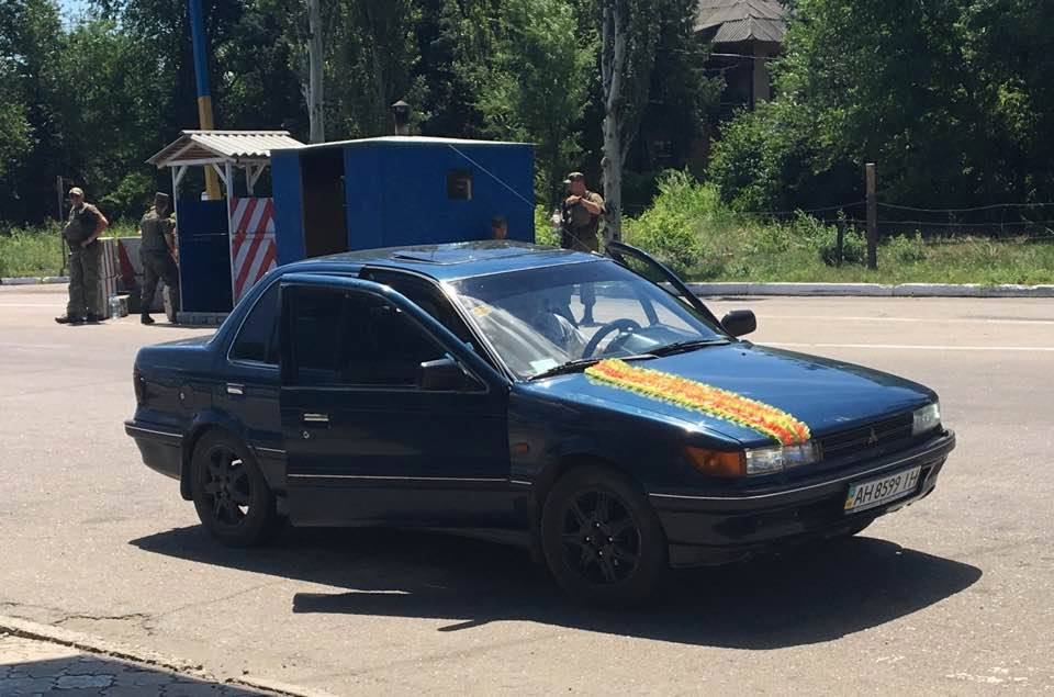 Під час присутності волонтера на блокпосту на схему попалися двоє осіб / фото Роман Донік, Facebook Під час присутності волонтера на блокпосту на схему попалися двоє осіб / фото Роман Донік, Facebook