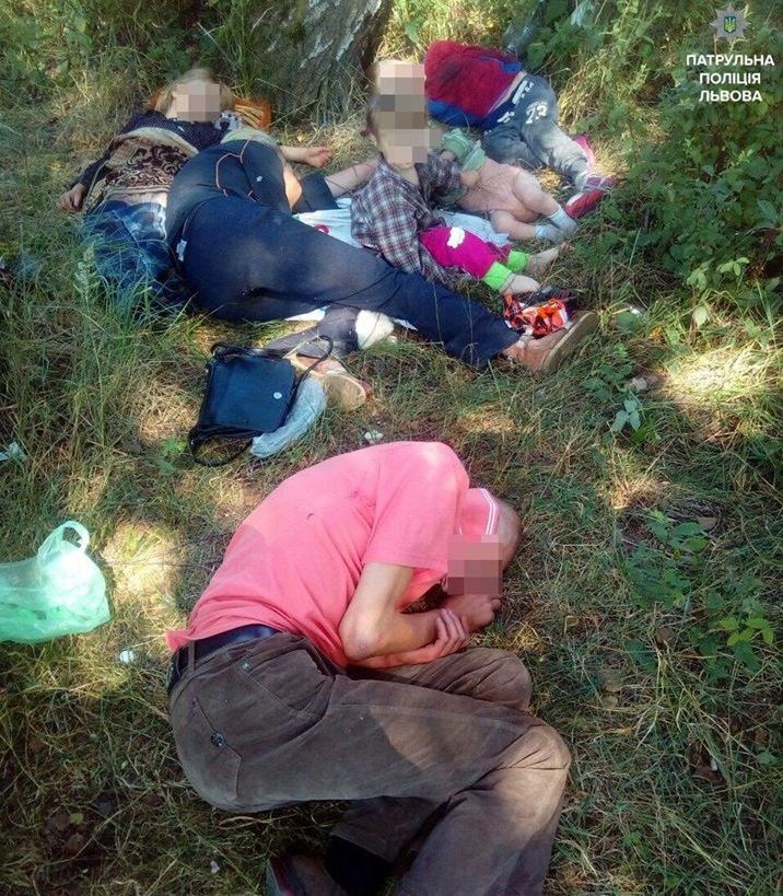 Батьки перебували у нетверезому стані / фото facebook.com/police.gov.ua Батьки перебували у нетверезому стані / фото facebook.com/police.gov.ua