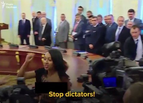 Активистка показала грудь Порошенко и Лукашенко / Скриншот