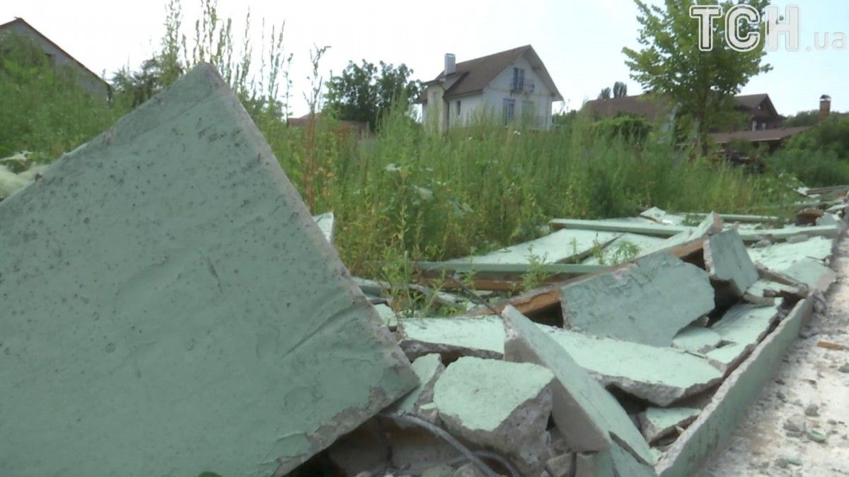 Місцеві жителі влаштували конфлікт через паркан / фото ТСН Місцеві жителі влаштували конфлікт через паркан / фото ТСН