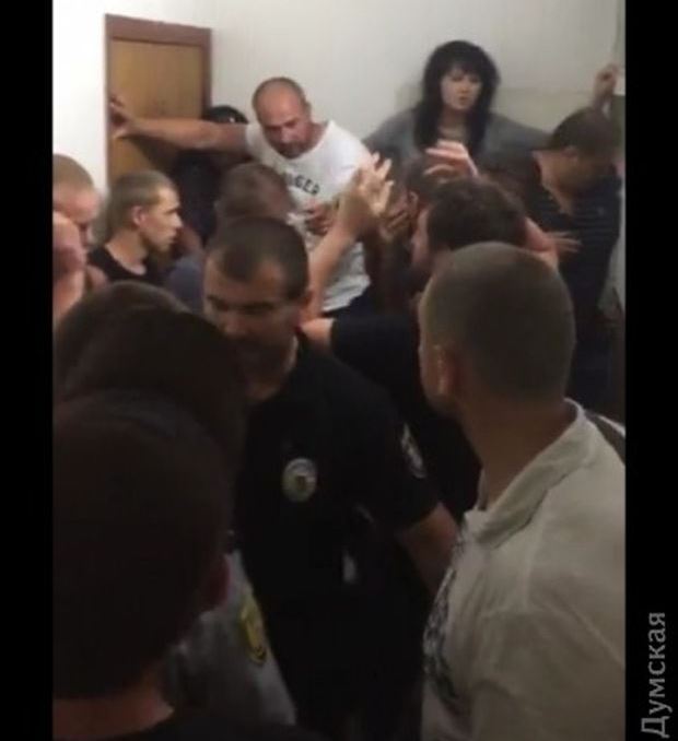 Активисты разблокировали здание суда / фото dumskaya.net Активисты разблокировали здание суда / фото dumskaya.net