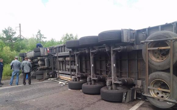 Унаслідок ДТП травмовані водій та його пасажир / фото facebook.com/MVS.LVIV Унаслідок ДТП травмовані водій та його пасажир / фото facebook.com/MVS.LVIV