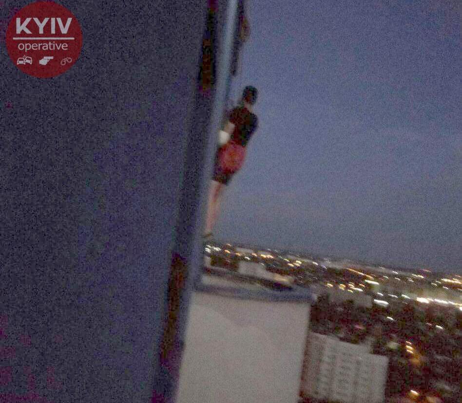Хлопцеві прийшла ідея сфотографувати світанок з чужого балкону \ Киев Оперативный Хлопцеві прийшла ідея сфотографувати світанок з чужого балкону \ Киев Оперативный