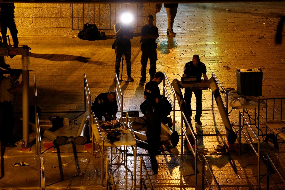 Полиция убирает рамки металлодетекторов возле Храмовой горы / REUTERS Полиция убирает рамки металлодетекторов возле Храмовой горы / REUTERS