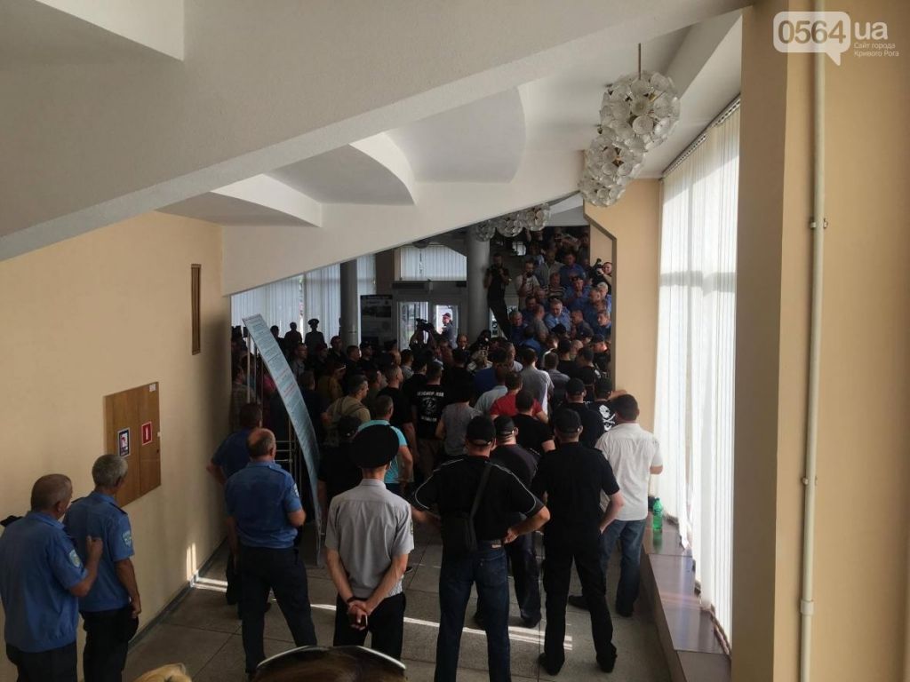 У Кривому Розі не пропускають на сесію матерів полонених / фото dpchas.com.ua У Кривому Розі не пропускають на сесію матерів полонених / фото dpchas.com.ua