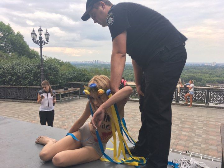 Активістка руху на ім'я Анна в одних трусах вилізла по драбині на барельєфи пам'ятника Володимиру / strana.ua Активістка руху на ім'я Анна в одних трусах вилізла по драбині на барельєфи пам'ятника Володимиру / strana.ua