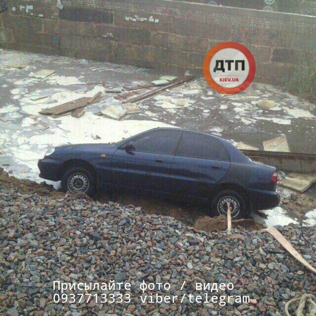 На Борщагівці провалився грунт / dtp.kiev.ua На Борщагівці провалився грунт / dtp.kiev.ua