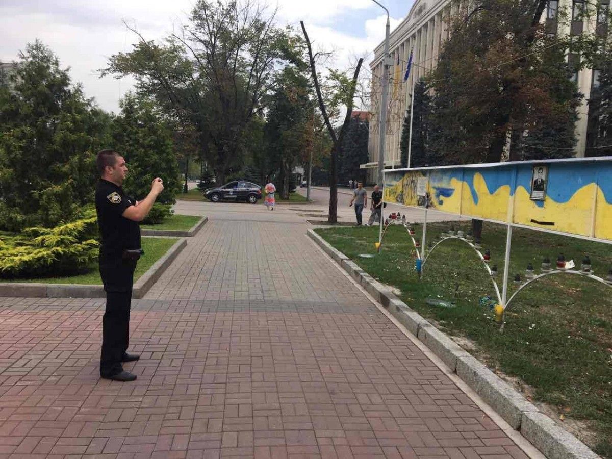 Зловмисники зірвали десятки фотографій загиблих і розкидали по землі / фото facebook.com/PoliceDniproRegion Зловмисники зірвали десятки фотографій загиблих і розкидали по землі / фото facebook.com/PoliceDniproRegion