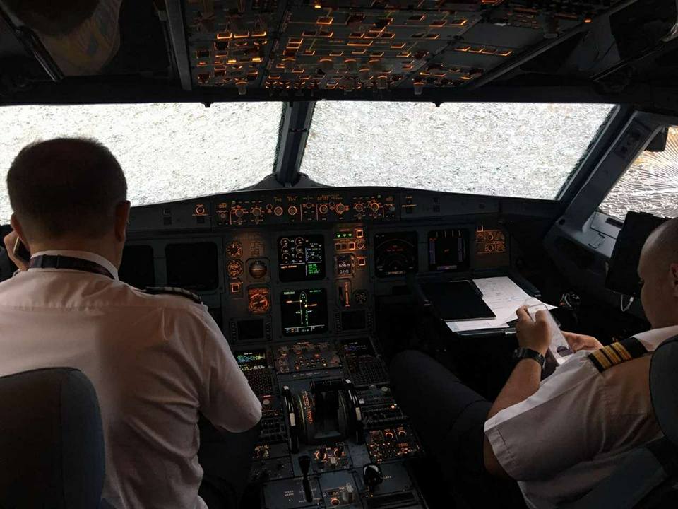 Пілоти впоралися незважаючи на розбиті вікна кабіни / Фото facebook.com/oleg.lungul.96 Пілоти впоралися незважаючи на розбиті вікна кабіни / Фото facebook.com/oleg.lungul.96