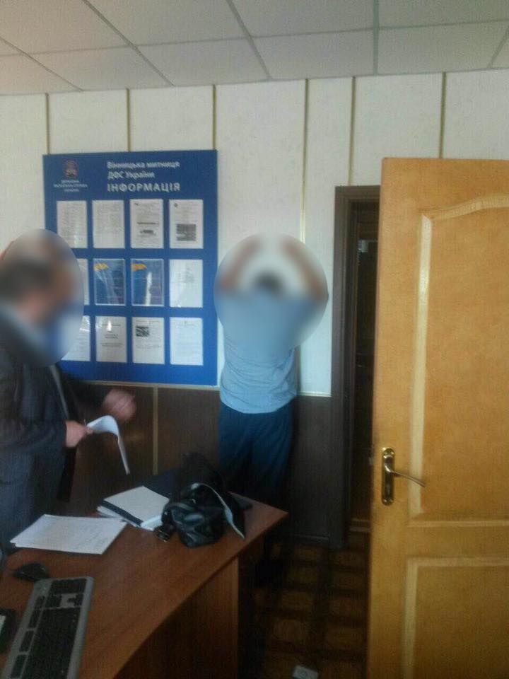 Митника затримано під час отримання хабара / фото facebook.com/LarysaSargan Митника затримано під час отримання хабара / фото facebook.com/LarysaSargan