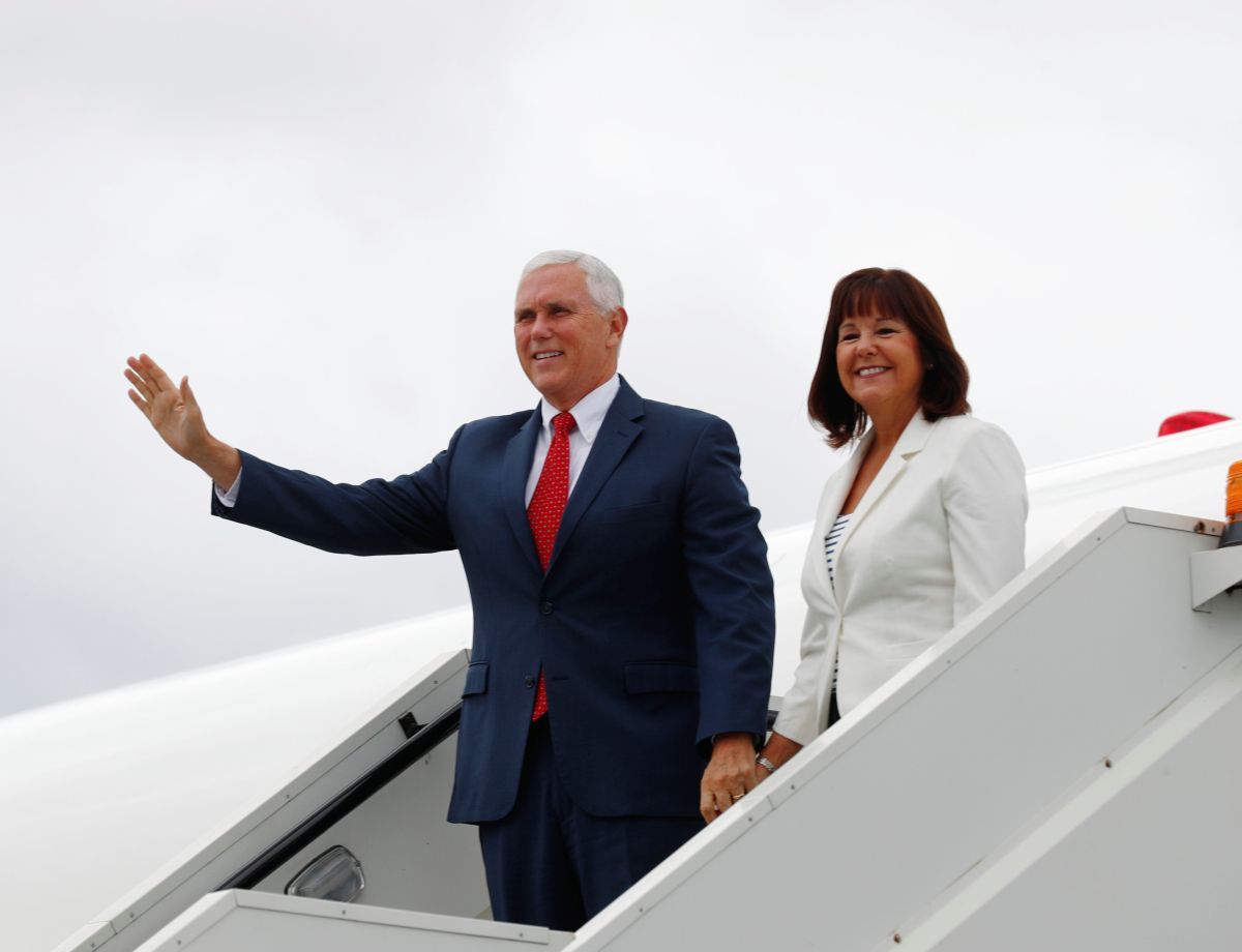 Майк Пенс с женой Карен Пенс / REUTERS Майк Пенс с женой Карен Пенс / REUTERS
