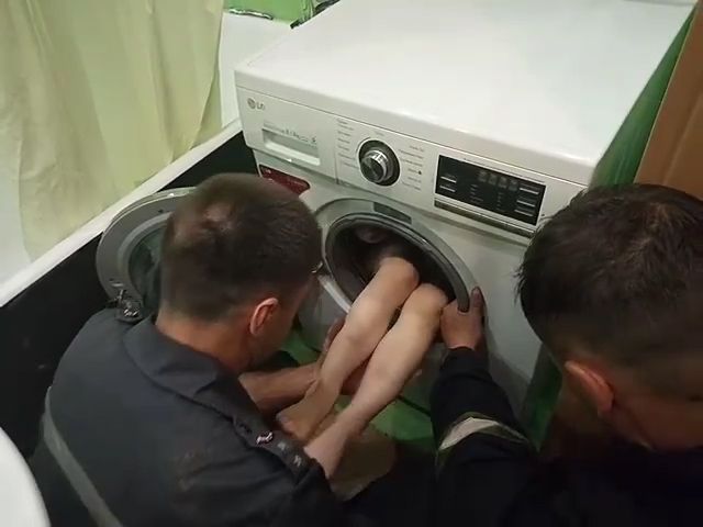 Мальчика вытащили из стиральной машины / фото ГСЧС Мальчика вытащили из стиральной машины / фото ГСЧС