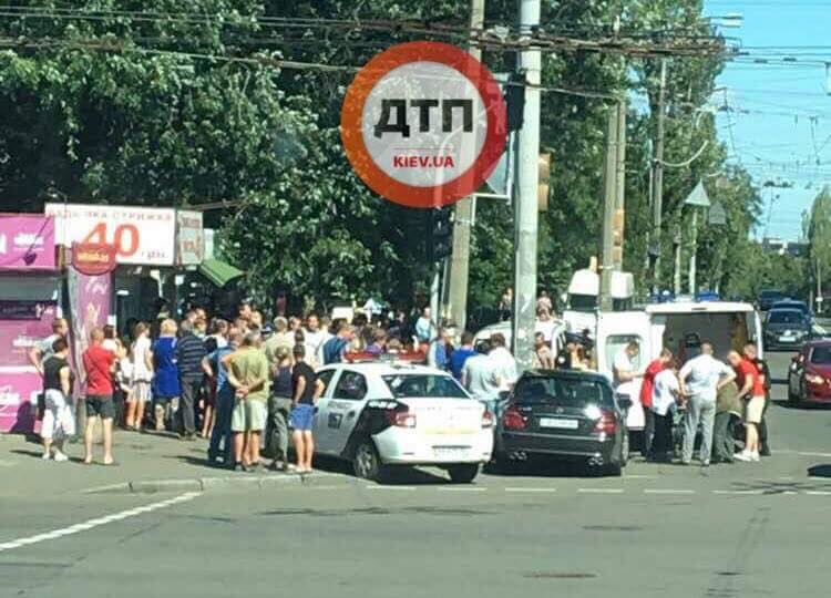 Постраждалих госпіталізували з місця ДТП facebook.com/dtp.kiev.ua Постраждалих госпіталізували з місця ДТП facebook.com/dtp.kiev.ua