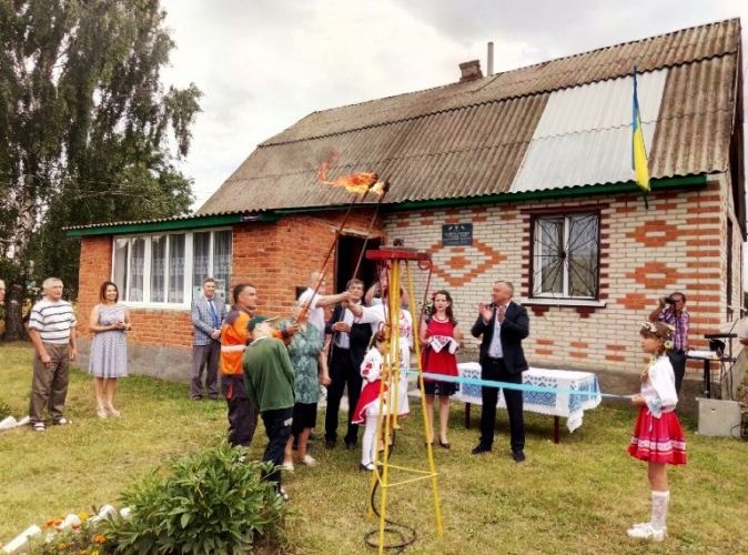 Керівники району разом із сельчанами запалили факел газопроводу, а священик освятив його / фото oda.zt.gov.ua Керівники району разом із сельчанами запалили факел газопроводу, а священик освятив його / фото oda.zt.gov.ua