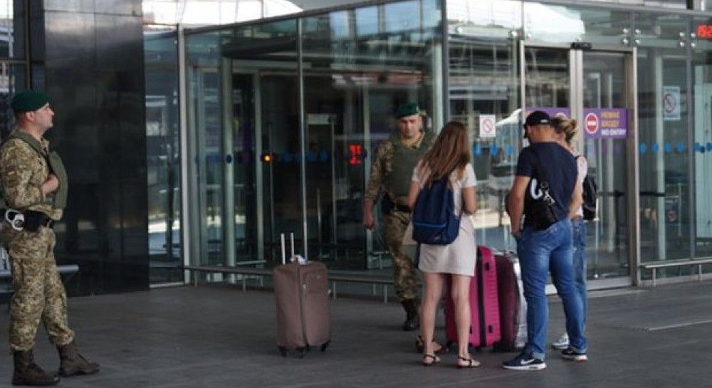 Завтра я буду в борисполе. Девушка в аэропорту задержана. Девушки в турецком аэропорту фото. Полиция Турции фото женщины в аэропорту. Торговля людьми на Кипре.