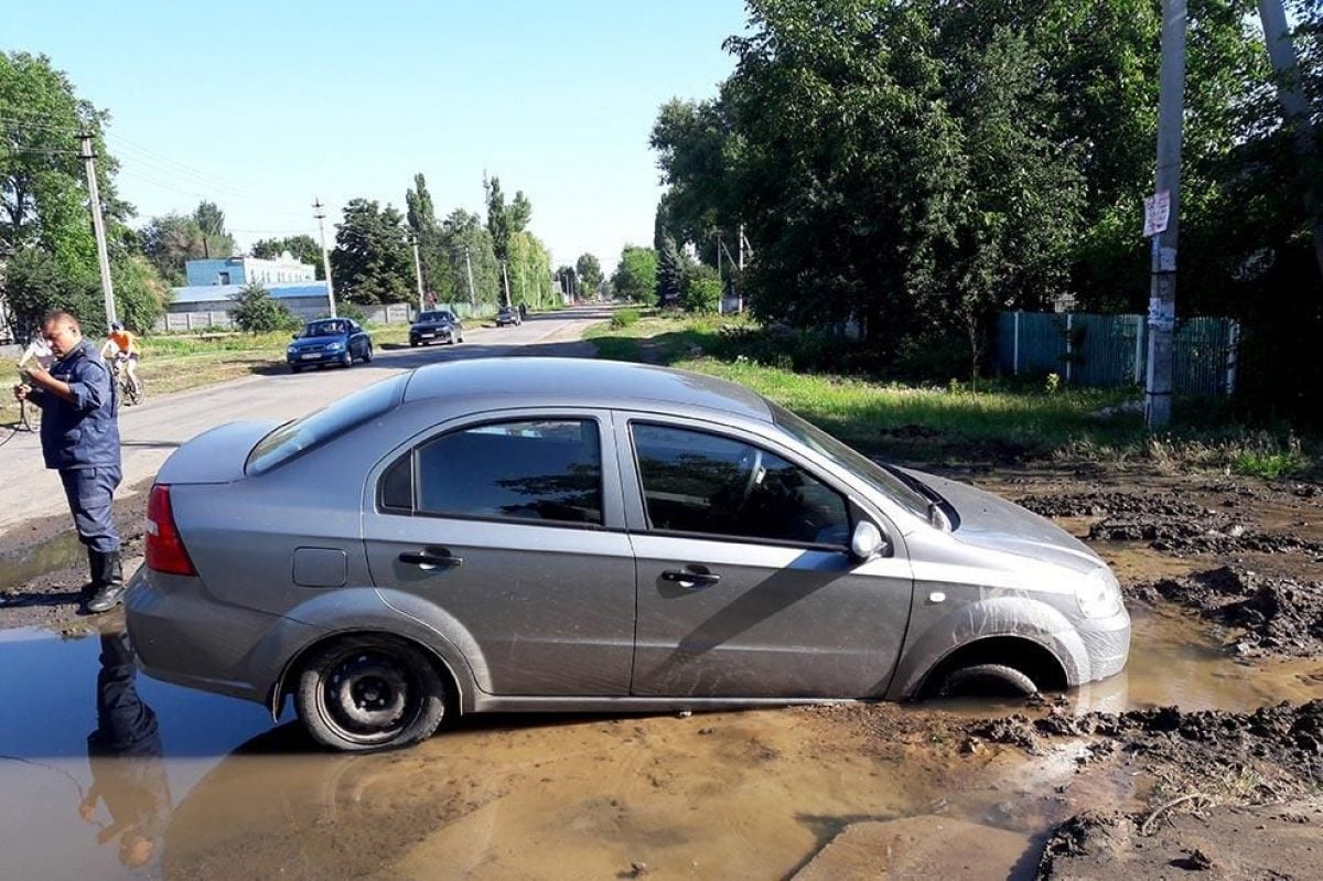 В Днепропетровской области спасатели вытаскивали машину из глубокой ямы с  водой (фото) | УНИАН