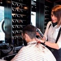 В ОАЭ впервые в мужскую парикмахерскую взяли на работу женщину