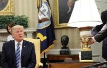 "Легше, хлопці!": Журналісти ледь не звалили на Трампа настільну лампу (відео)