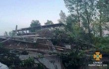 На Тернопільщині внаслідок негоди повалено 80 дерев, пошкоджено будівлі (фото)