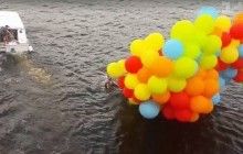 Чоловік у Києві впав у Дніпро, намагаючись прилетіти до нареченої на повітряних кульках (відео)