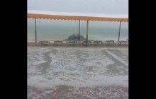 В Херсонской области побережье Черного моря за считанные минуты засыпало градом размером с перепелиное яйцо (видео)