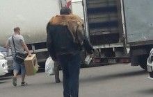В Одесі чоловік у розпал літа вирішив "вигуляти" лисячий комір (фото)