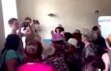 "Нашествие старушек Путина": более сотни пенсионеров разгромили штаб Навального (видео)