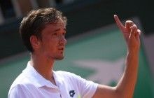 Российский теннисист Медведев оскорбил на Уимблдоне судью, швырнув в него деньги (видео)