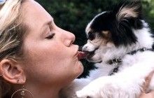 Трение носами, касание лбами и чмок в щечку: сегодня отмечается Всемирный день поцелуев (видео)
