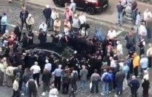 Под Кабмином Porsche Panamera въехал в толпу митингующих, в авто полетели камни (видео)