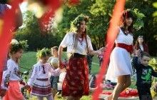 Веночки, гадания и прыжки через костер: как во Львове отпраздновали Ивана Купала (фоторепортаж)