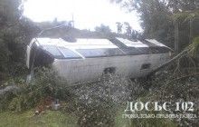 На Тернопольщине автобус с туристами упал в пропасть: полиция назвала причину ДТП (фото, видео)