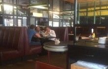 Нардепа Полякова, який врятувався від ГПУ, помітили за обідом у ресторані разом із головою комітету Пинзеником