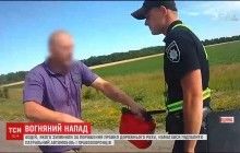 На Полтавщине мужчина пытался поджечь полицейских и их авто (видео)