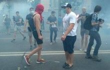 Под Радой зажгли файеры: митингующие требуют снятия неприкосновенности с депутатов (фото, видео)
