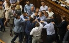Нардепи Соболєв та Ляшко побилися біля заблокованої трибуни за мікрофон (фото, відео)