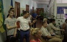 "Ты чума прыщавая!": депутат Киево-Святошинского района поднял руку на 16-летнего активиста, освещающего коррупционные схемы (видео)