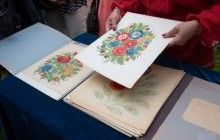 У "Софії Київській" представили понад 100 шедеврів петриківського розпису (фоторепортаж)