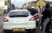 В стилі екшн: у Лондоні озброєна банда на мопедах пограбувала Porsche, що стояв в заторі (відео)