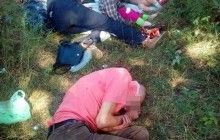 Во Львове патрульные обнаружили 4 детей рядом с нетрезвыми родителями, которые спали на траве