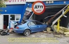 В Киеве BMW на скорости влетел в автомойку: погиб сотрудник, который первый день вышел на работу (видео)