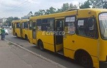 В Киеве маршрутка влетела в другую во время высадки пассажиров: есть пострадавшие (фото)